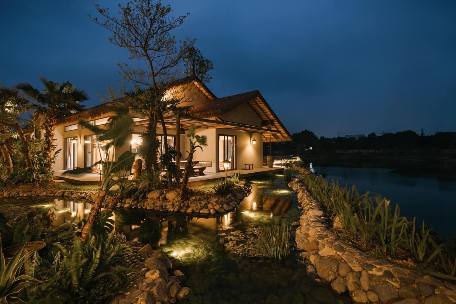 Cảnh quan sân vườn bên ngoài Hillstay Chương Mỹ vào ban đêm