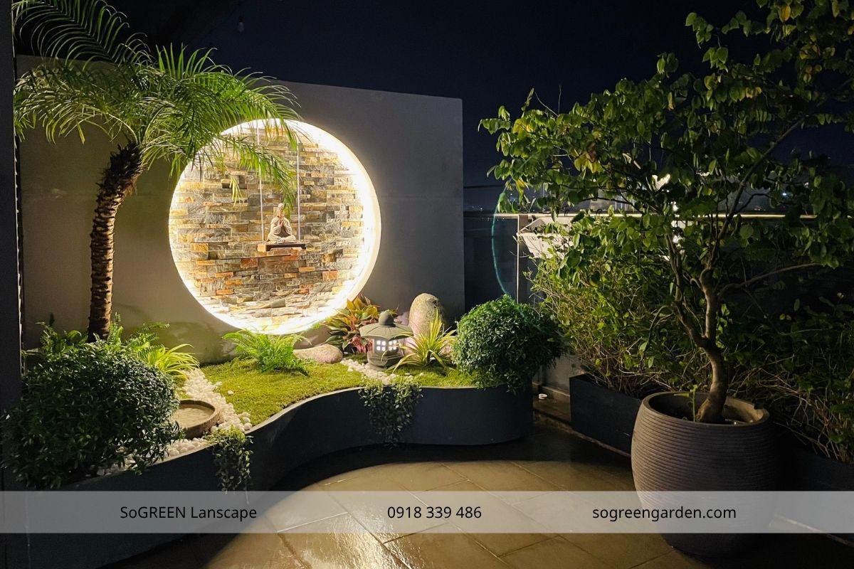 Mẫu ban công hiện đại với đèn vàng decor