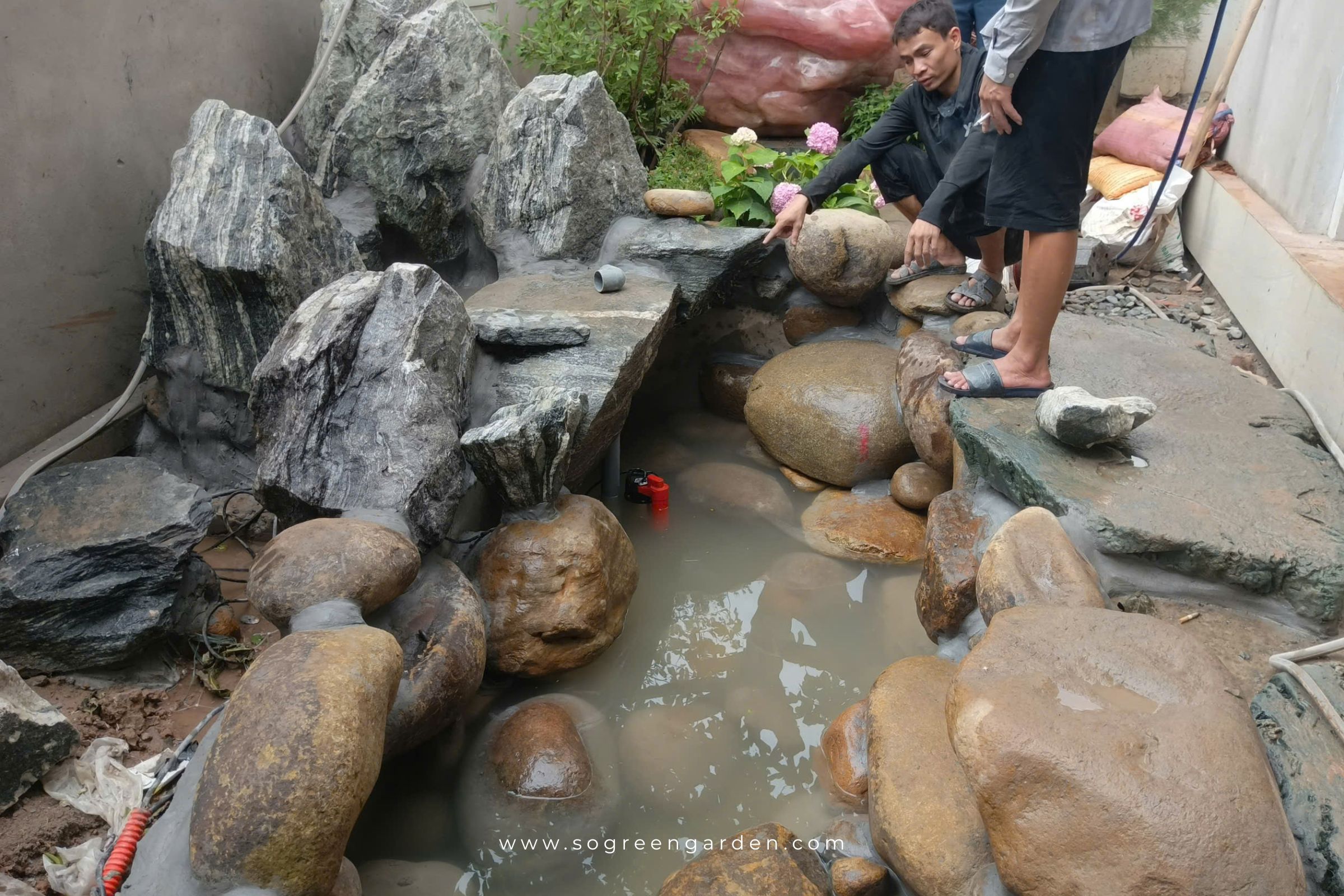 Thi công cảnh quan bảo đảm tiêu chuẩn kỹ thuật và chất lượng hoàn thiện.
